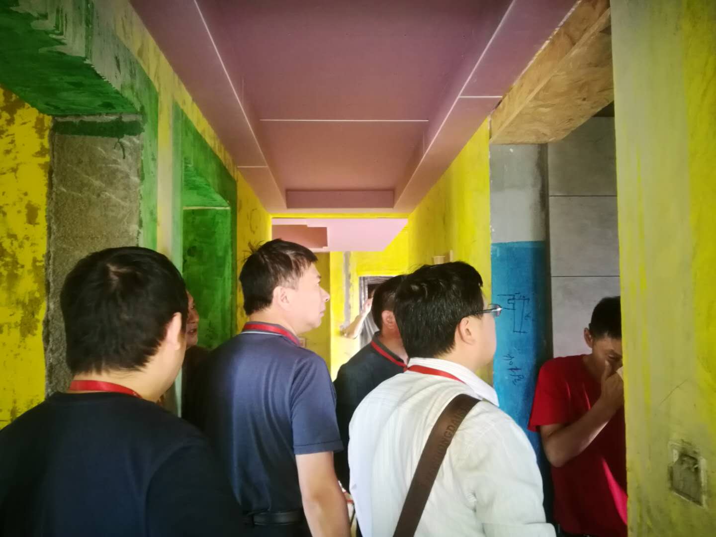 工程大PK正式啟動，紅牛裝飾領(lǐng)導(dǎo)帶領(lǐng)工程部突擊檢查工地