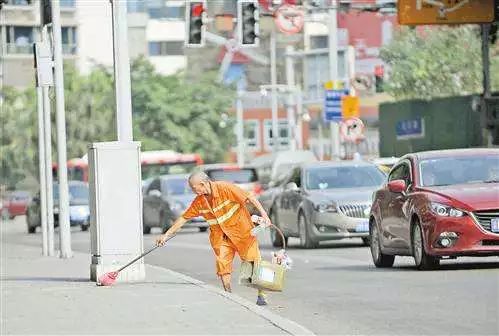 熱熱熱！南京體感溫度高達43℃，這群人卻不懼高溫在做這件事