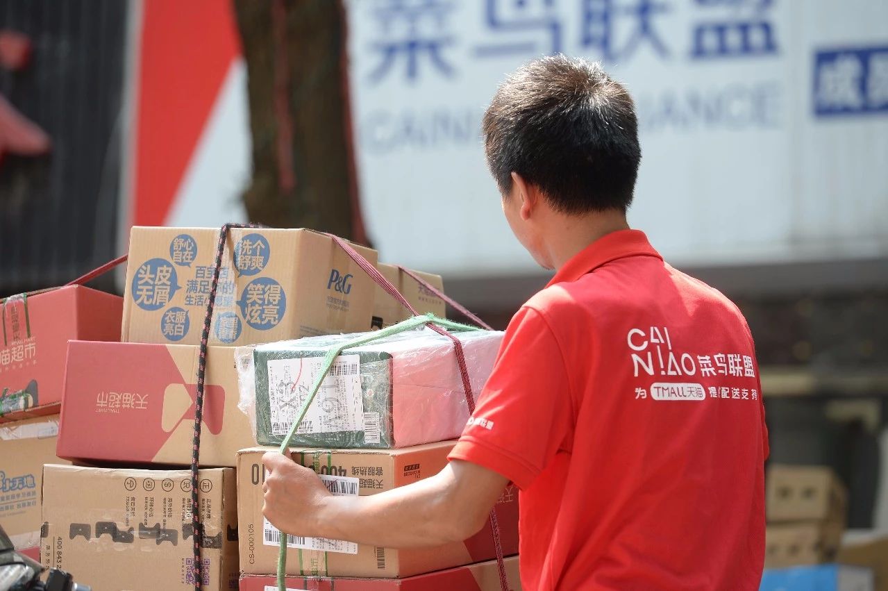 熱熱熱！南京體感溫度高達43℃，這群人卻不懼高溫在做這件事