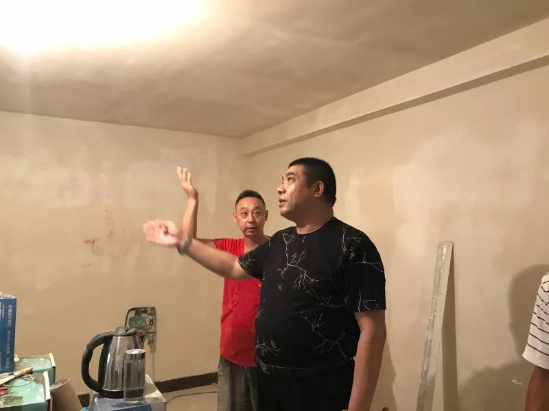 熱熱熱！南京體感溫度高達43℃，這群人卻不懼高溫在做這件事