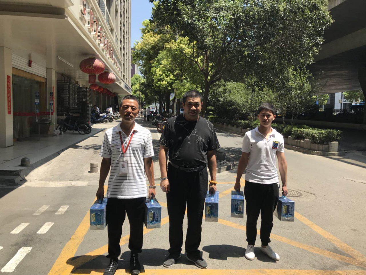 熱熱熱！南京體感溫度高達43℃，這群人卻不懼高溫在做這件事