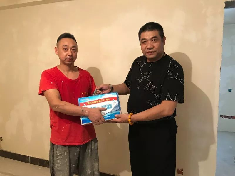 熱熱熱！南京體感溫度高達43℃，這群人卻不懼高溫在做這件事