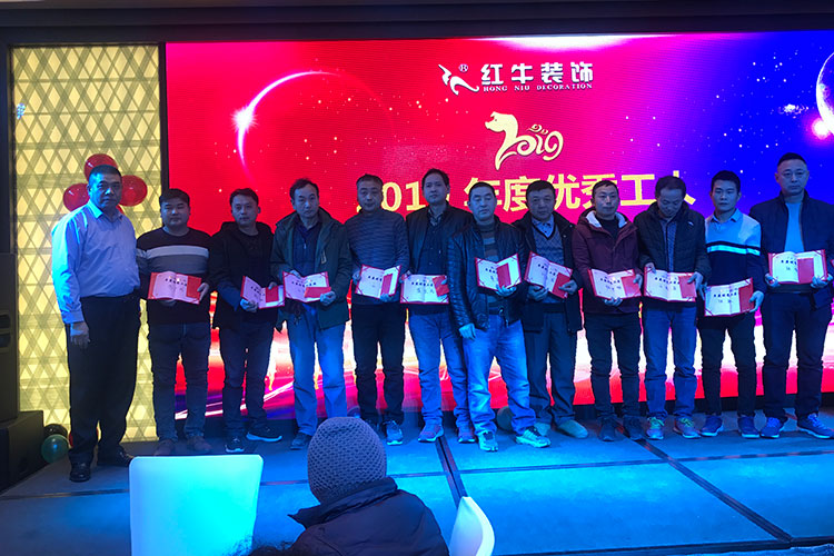 南京紅牛裝飾有這樣一位工人，據(jù)說他在工地上從來沒說過一句話，那么在這個(gè)現(xiàn)場他會(huì)跟大家說些什么呢？