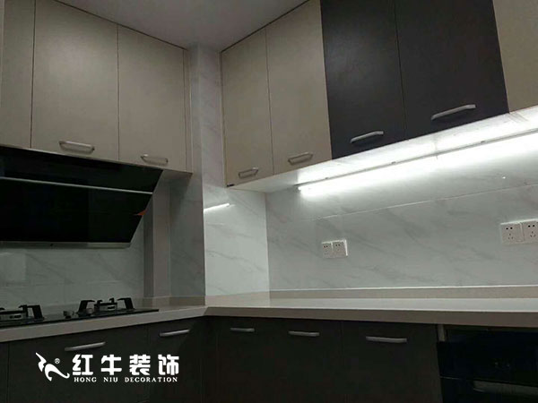 南京瑞鑫蘭庭竣工客戶看到紅牛裝修的效果，情不自禁地發(fā)出：“厲害了，我的家！”