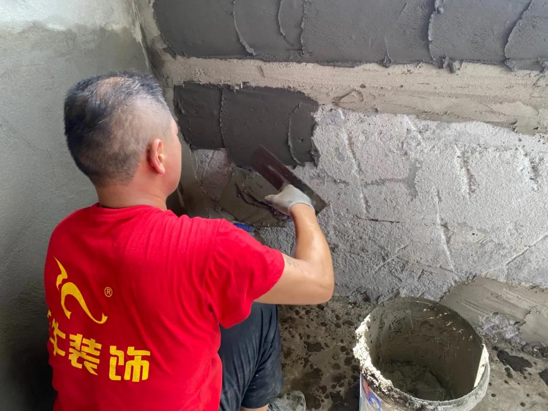秉承匠心，品質(zhì)監(jiān)督！突擊紅牛水電、瓦工施工現(xiàn)場(chǎng)！