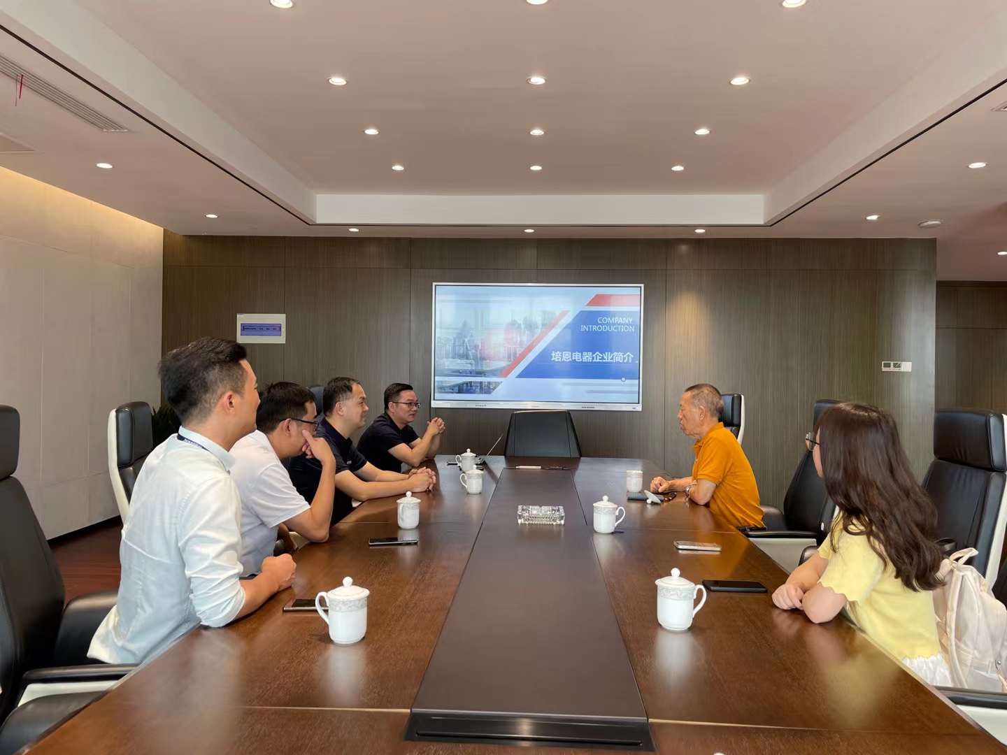 紅牛裝飾董事長老汪再次帶隊——實地參觀考察公司戰(zhàn)略合作品牌！