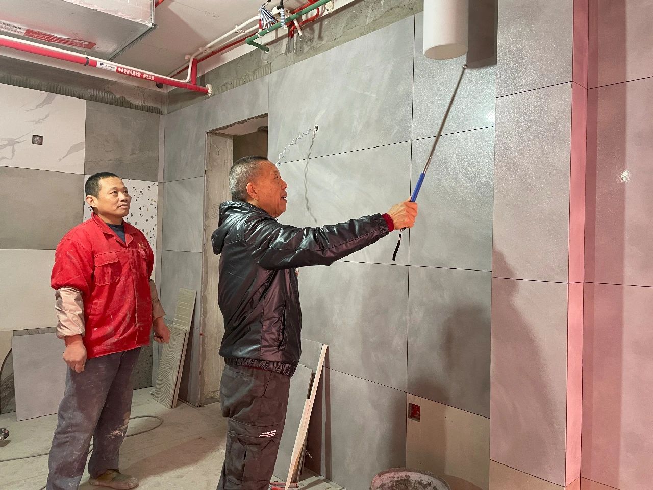 紅牛裝飾董事長又雙叒叕突擊工地巡檢，現(xiàn)場與工人、廠家溝通交流