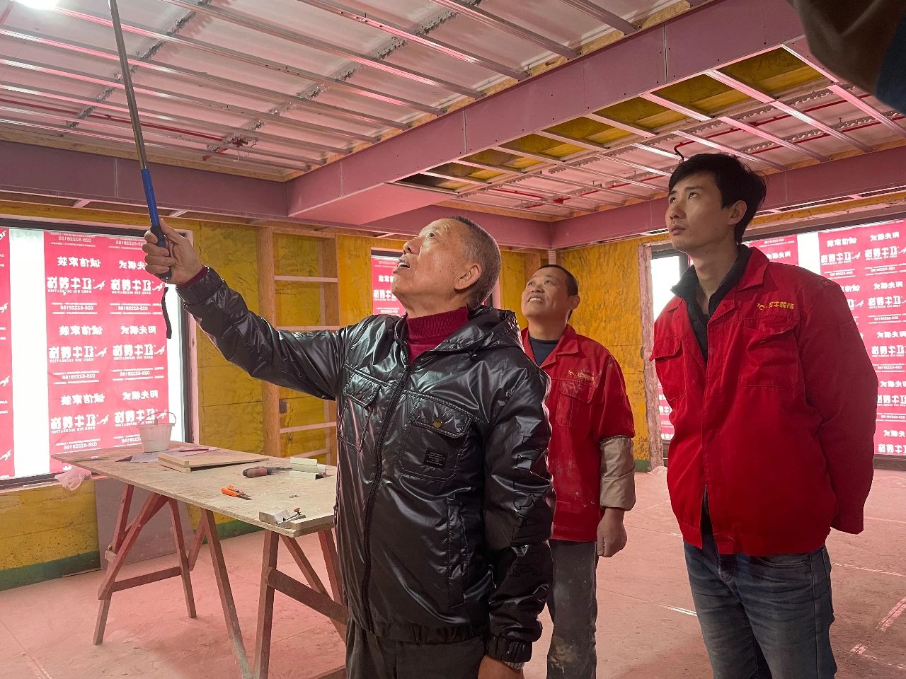 紅牛裝飾董事長又雙叒叕突擊工地巡檢，現(xiàn)場與工人、廠家溝通交流