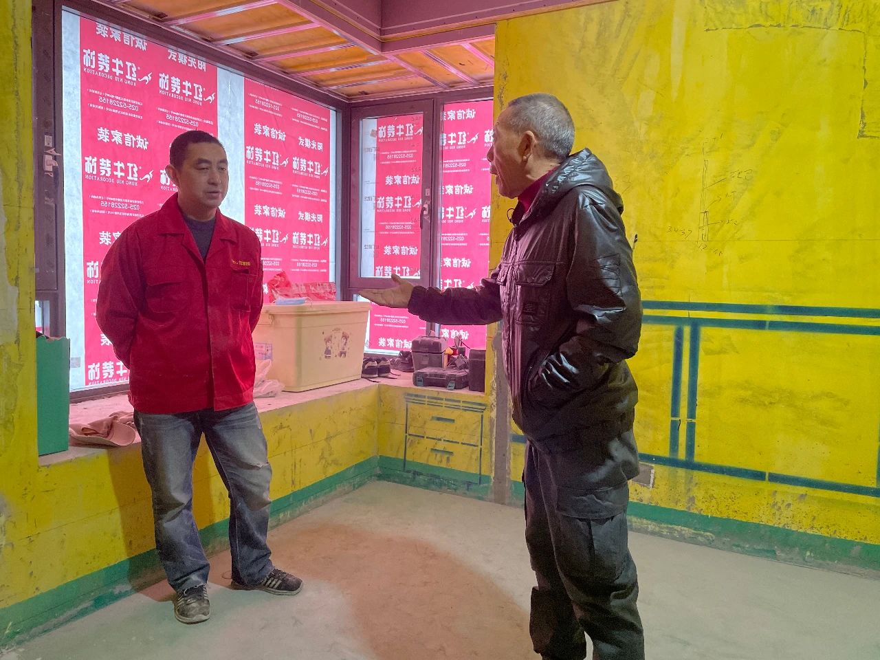 紅牛裝飾董事長又雙叒叕突擊工地巡檢，現(xiàn)場與工人、廠家溝通交流