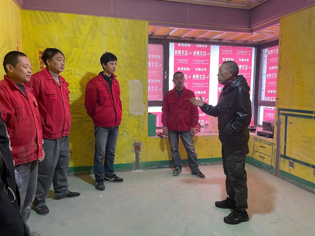 紅牛裝飾董事長又雙叒叕突擊工地巡檢，現(xiàn)場與工人、廠家溝通交流