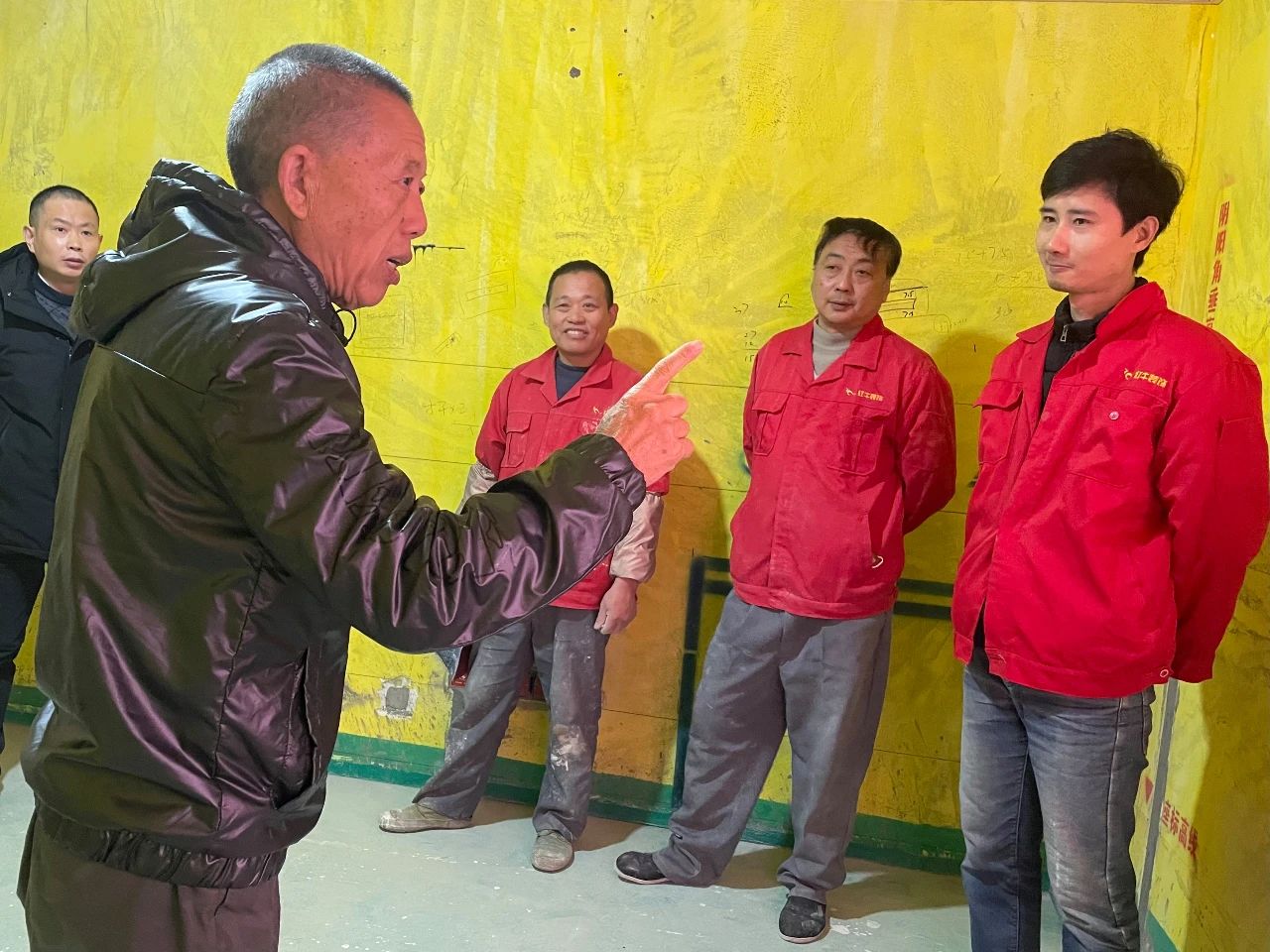 紅牛裝飾董事長又雙叒叕突擊工地巡檢，現(xiàn)場與工人、廠家溝通交流
