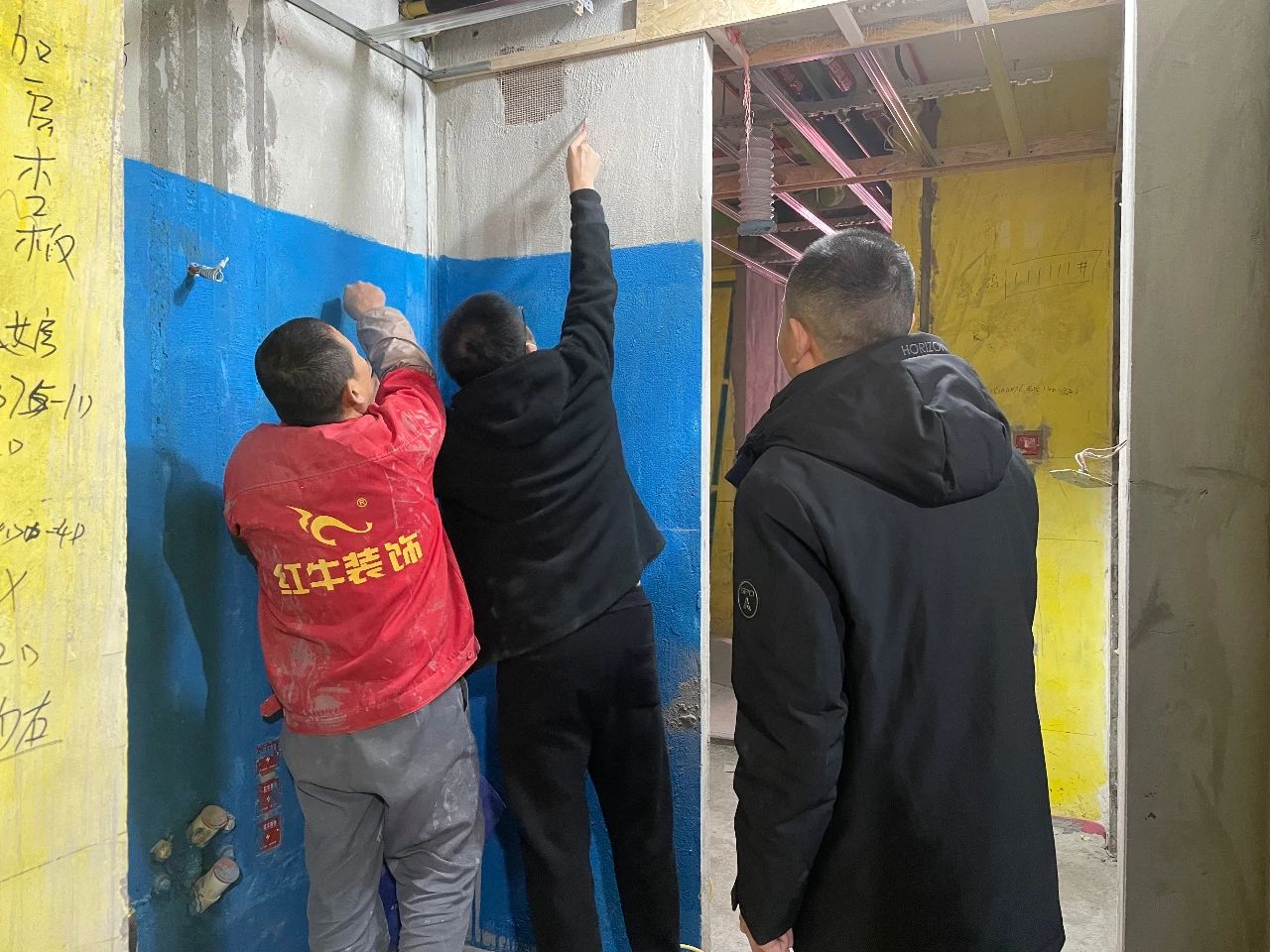 紅牛裝飾董事長又雙叒叕突擊工地巡檢，現(xiàn)場與工人、廠家溝通交流