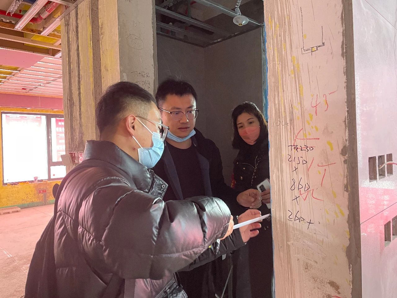 紅牛裝飾董事長又雙叒叕突擊工地巡檢，現(xiàn)場與工人、廠家溝通交流