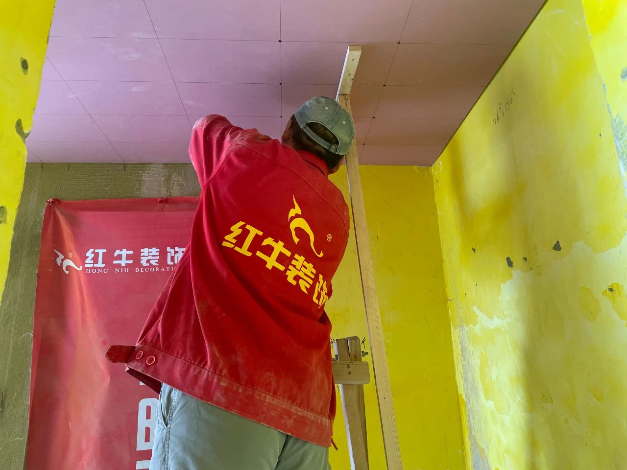 工地巡檢｜紅牛裝飾工程總監(jiān)化身“細(xì)節(jié)控”，施工現(xiàn)場“揪問題”！