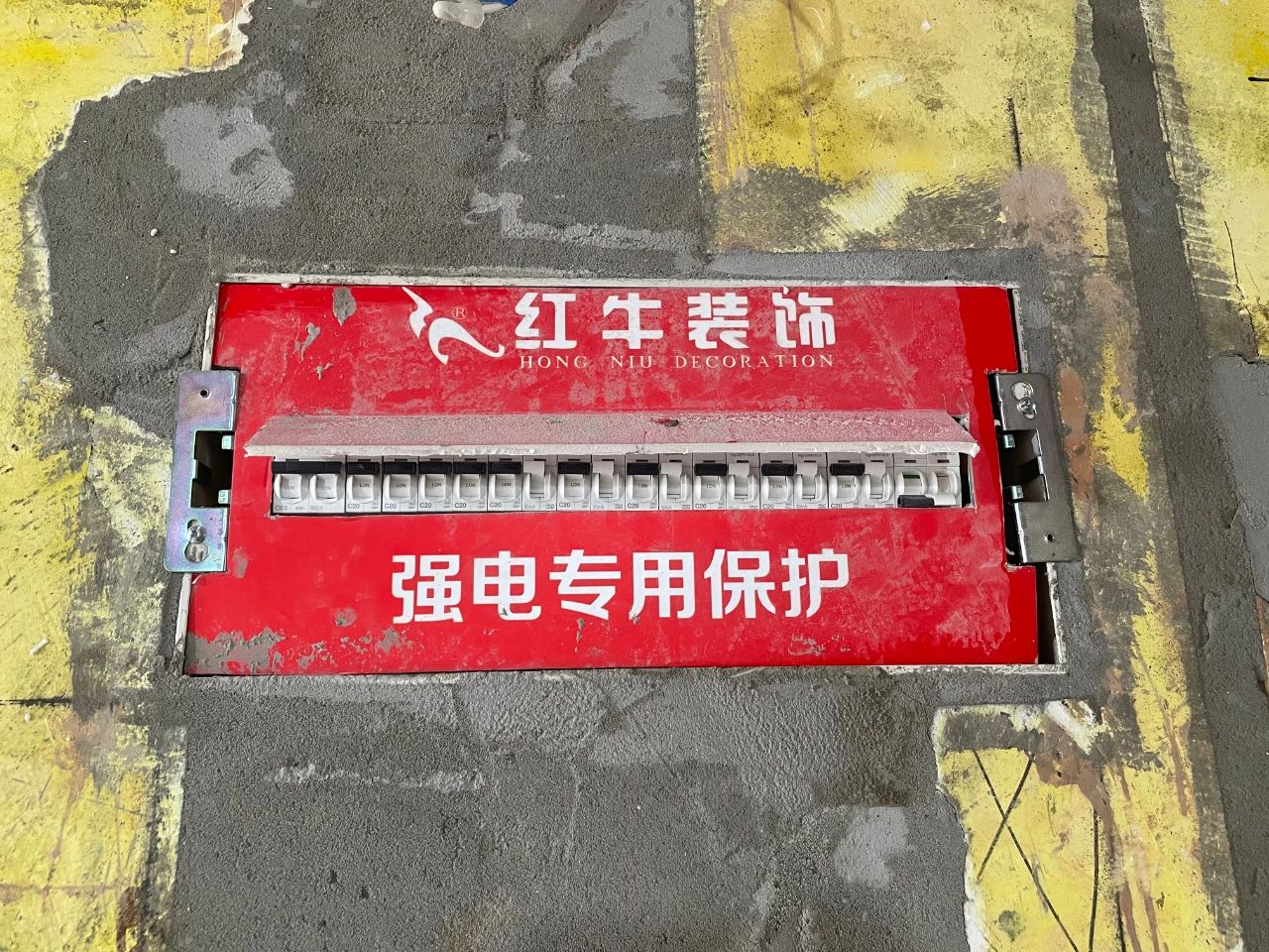 工地突擊巡檢：高溫下的堅(jiān)守，讓每個(gè)細(xì)節(jié)都經(jīng)得起檢驗(yàn)