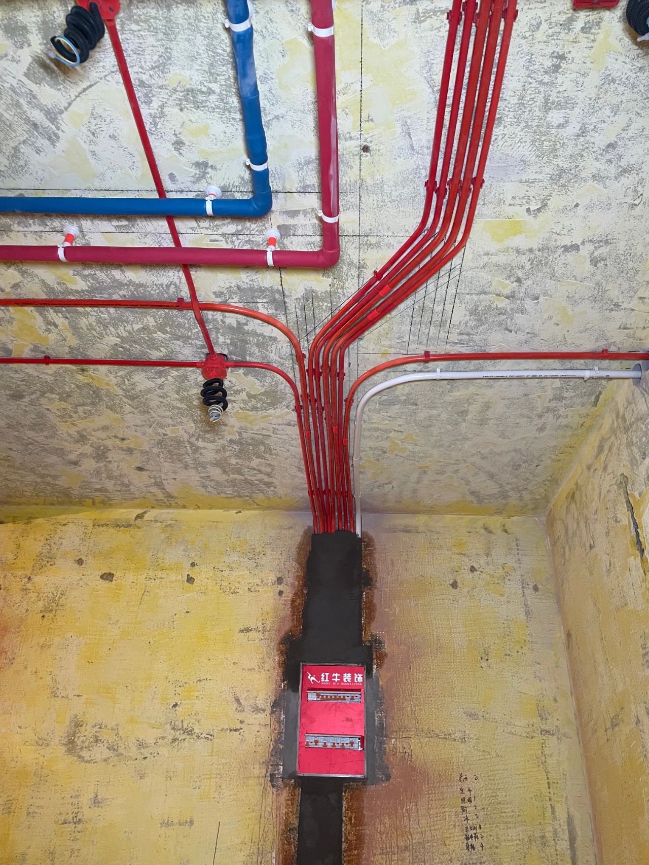 南京紅牛裝飾公司工地巡檢：這水電施工現(xiàn)場，您給打幾分？
