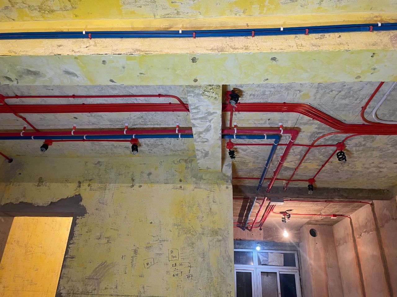 南京紅牛裝飾公司工地巡檢：這水電施工現(xiàn)場，您給打幾分？