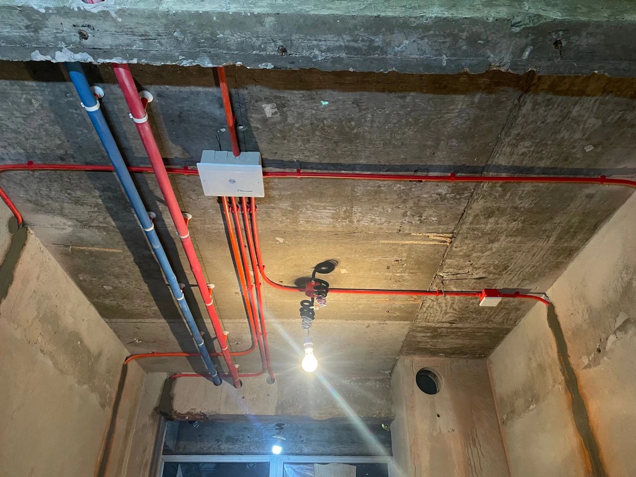 南京紅牛裝飾公司工地巡檢：這水電施工現(xiàn)場，您給打幾分？