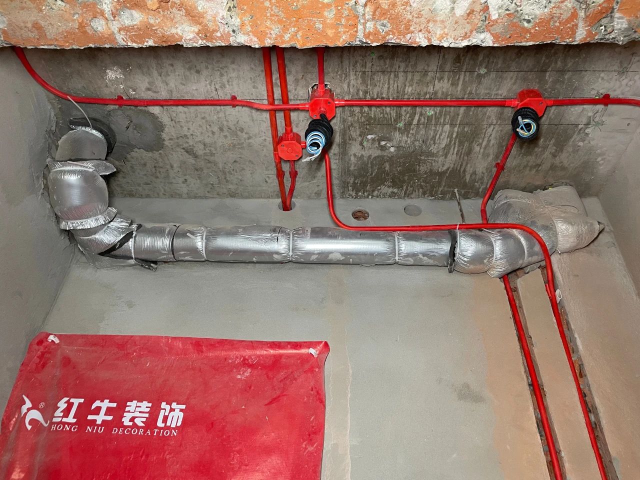 南京紅牛裝飾公司工地巡檢：這水電施工現(xiàn)場，您給打幾分？