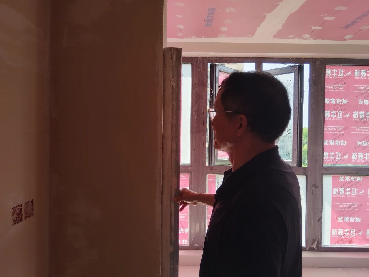 設(shè)計(jì)師工地巡檢，用腳步丈量細(xì)節(jié)，護(hù)航效果完美落地！