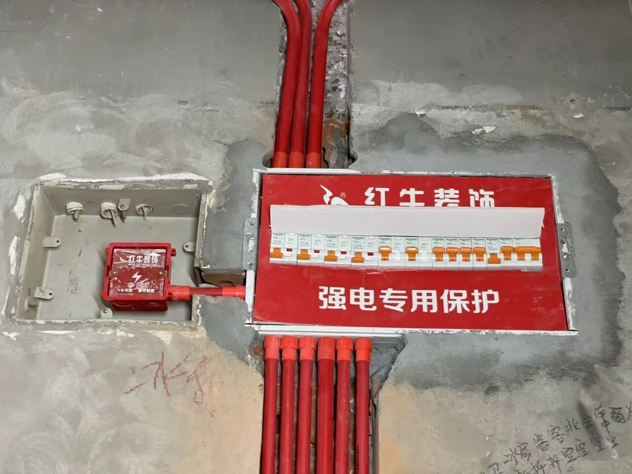 金九銀十裝修季｜南京紅牛裝飾工程總監(jiān)：工地巡檢無小事，嚴(yán)苛落實工藝標(biāo)準(zhǔn)！