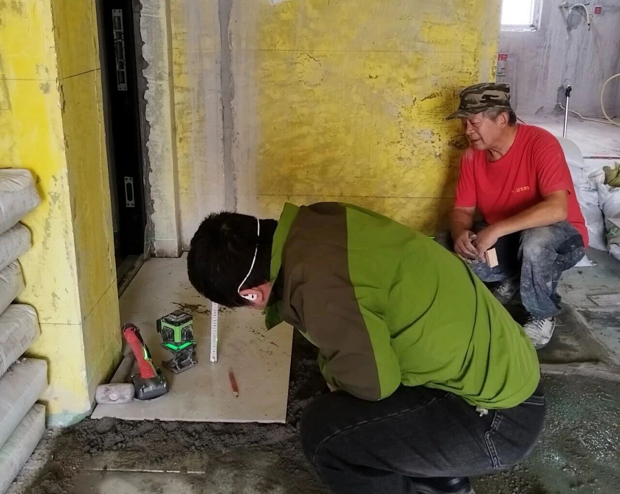 南京裝修公司紅牛裝飾工地突擊巡檢：一厘一毫堅(jiān)守品質(zhì)，一心一意守護(hù)新家！