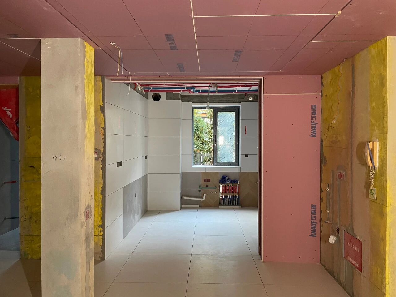 南京裝修公司紅牛裝飾工地突擊巡檢：一厘一毫堅(jiān)守品質(zhì)，一心一意守護(hù)新家！