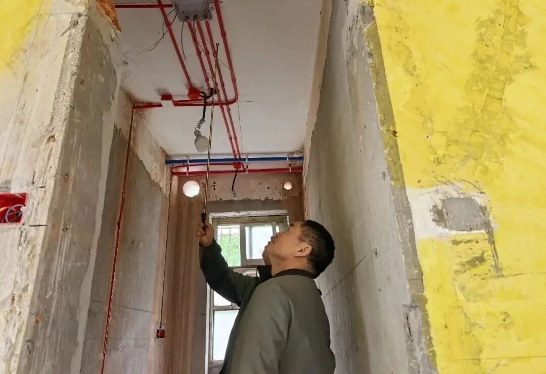從毫米級工藝到安全弦：總經(jīng)理突擊工地巡查